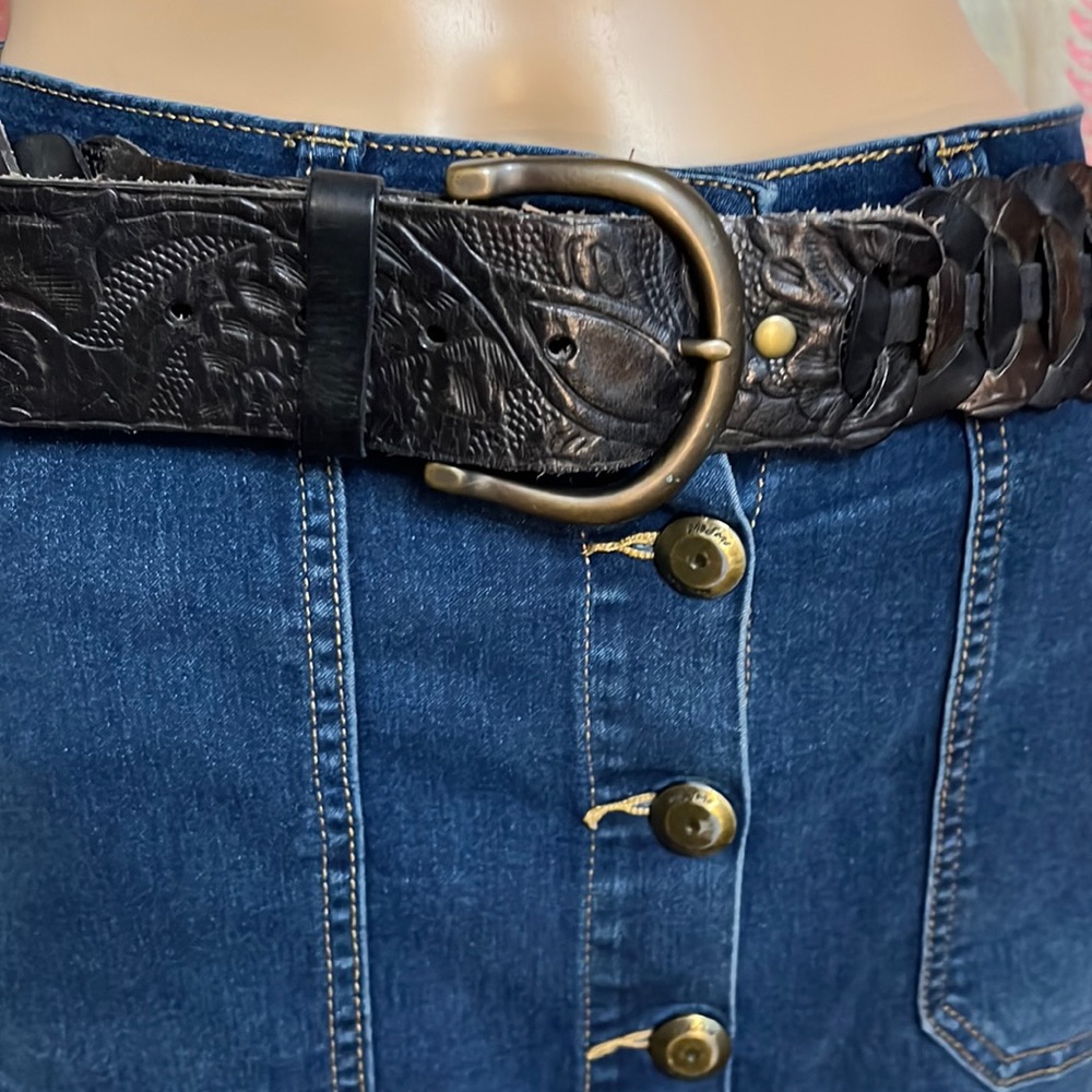 Vintage Fossil Carved black/brown spotted leather woven belt. Beautiful!